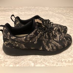 Mens Nike Roshe Run shoes. Size 11.